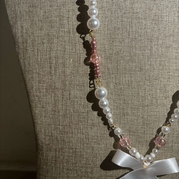 Coquette beads necklace 💗

Bead necklace with a white bow (not a chocker) - Picture 2 of 2